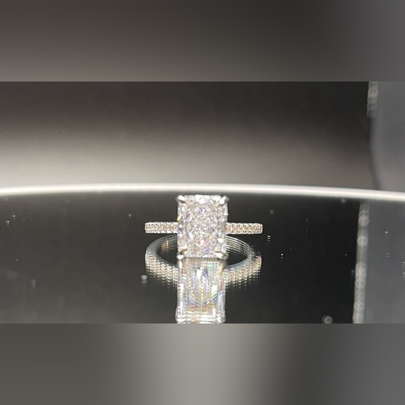 925 CZ stunning emerald cut silver ring - Picture 4 of 4